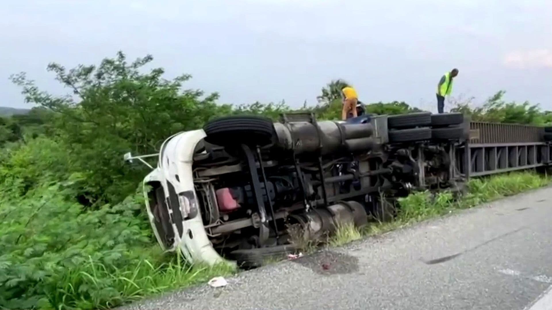 Tráiler Vuelca en Asunción Ixtaltepec; Autoridades Evitan Rapiña en Oaxaca