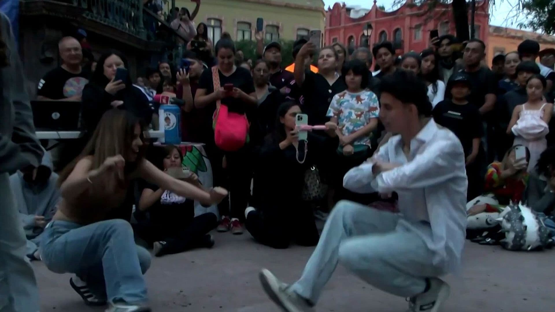 Jóvenes Improvisan Bailes para “Farmear Aura” en el Jardín Guerrero de Querétaro