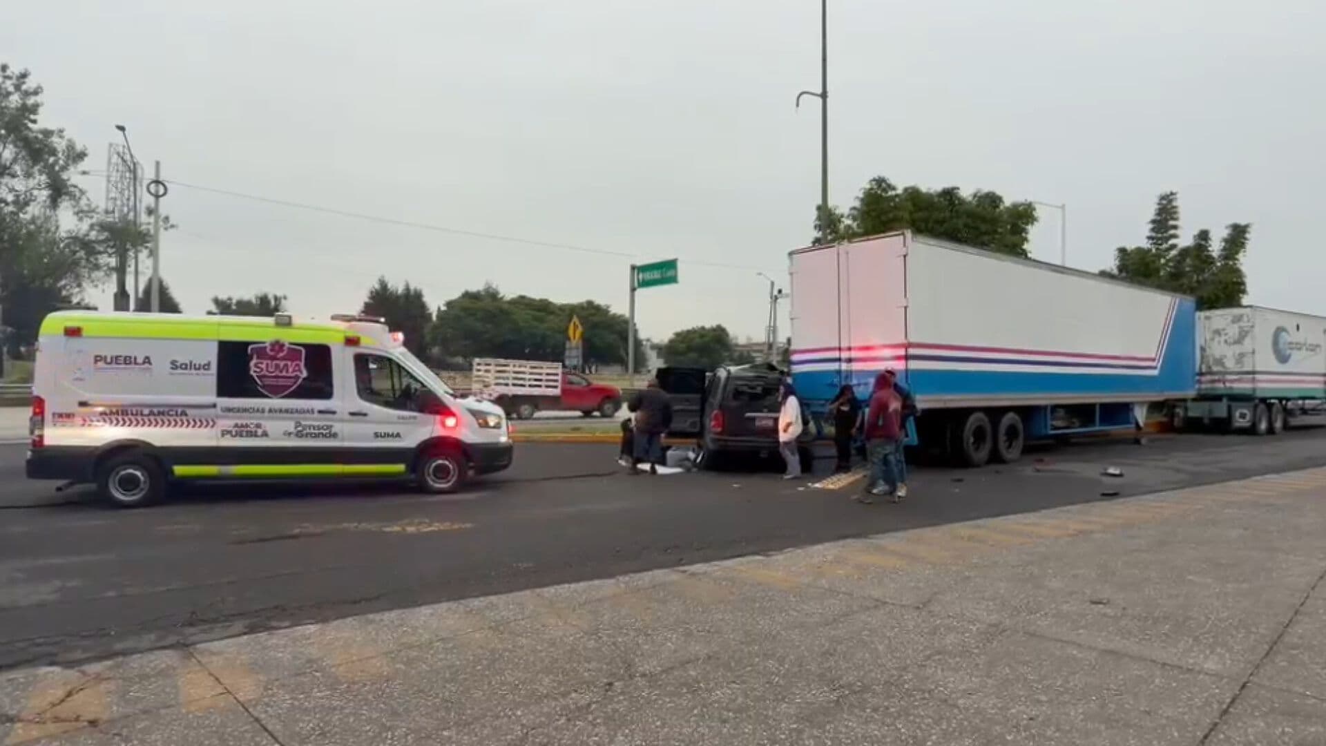 Choque por Alcance Accidente Camioneta Caja Tráiler Periférico Ecológico Cuautlancingo Puebla