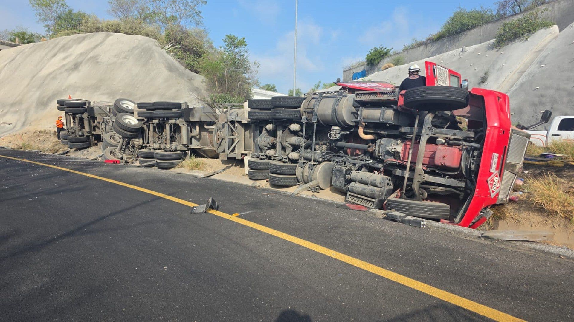 Trabajan para Rescatar a Trailero en Volcadura en Anillo Periférico y Autopista en Reynosa, Juárez