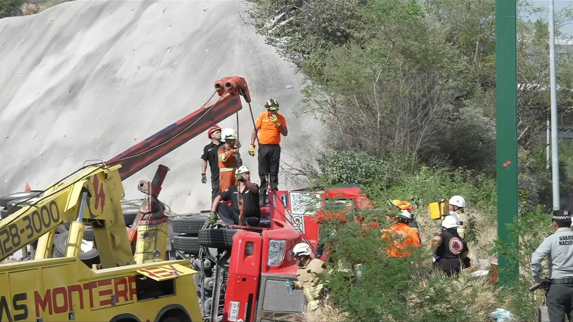 Trailero Queda Prensado tras Volcadura en Nuevo León