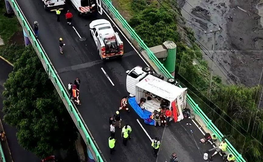 Vuelca Camión con 19 Trabajadores de Limpia en Segundo Piso del Periférico; Hay Lesionados
