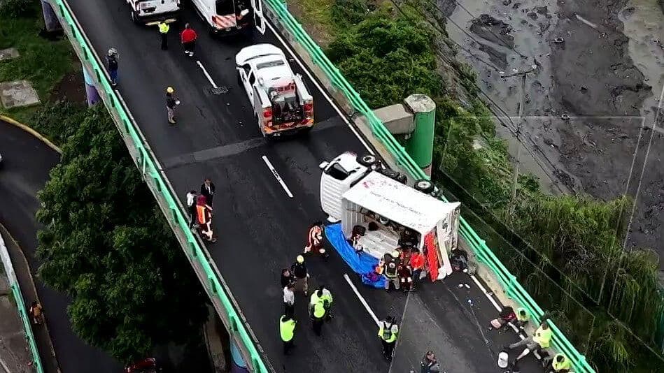 Vuelca Camión con 19 Trabajadores de Limpia en Segundo Piso del Periférico; Hay Lesionados