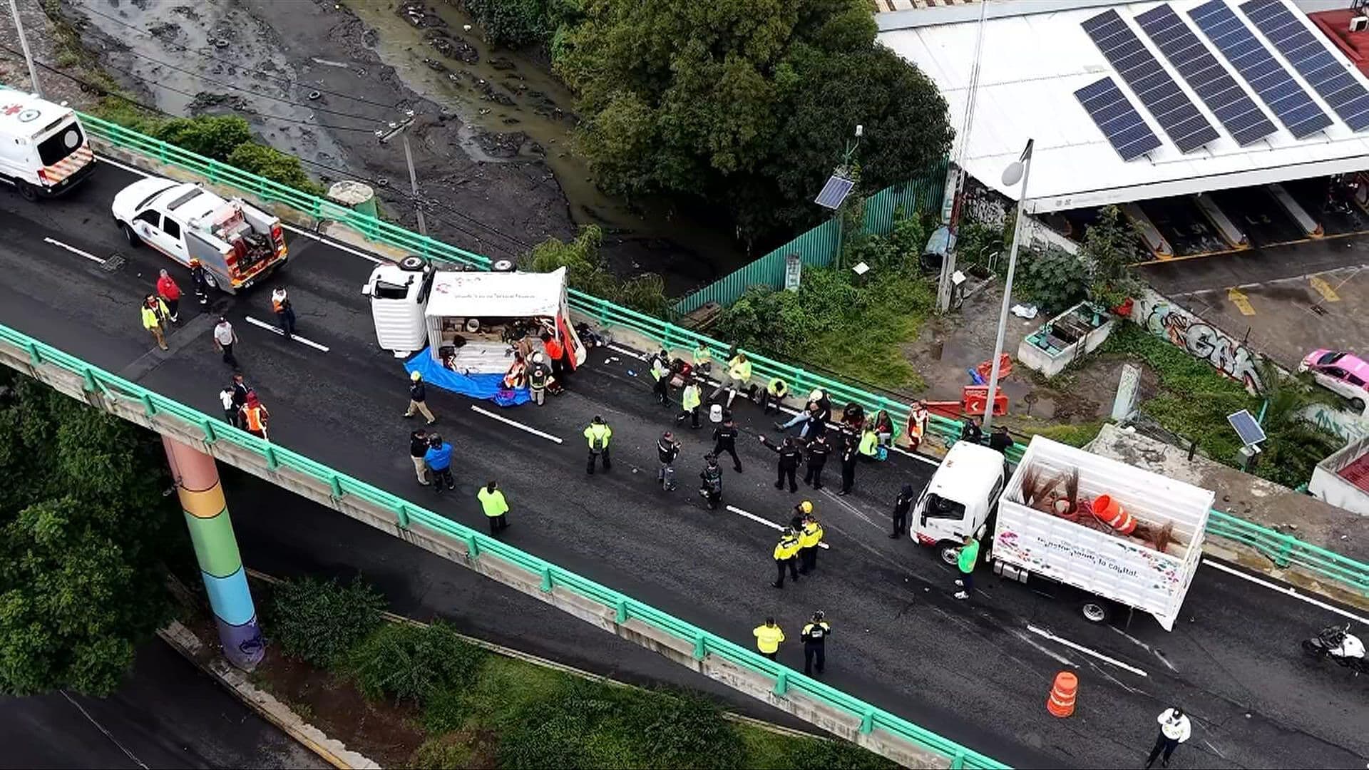 Así se Ve Desde el Aire la Volcadura de Camioneta en el Segundo Piso de Periférico Sur