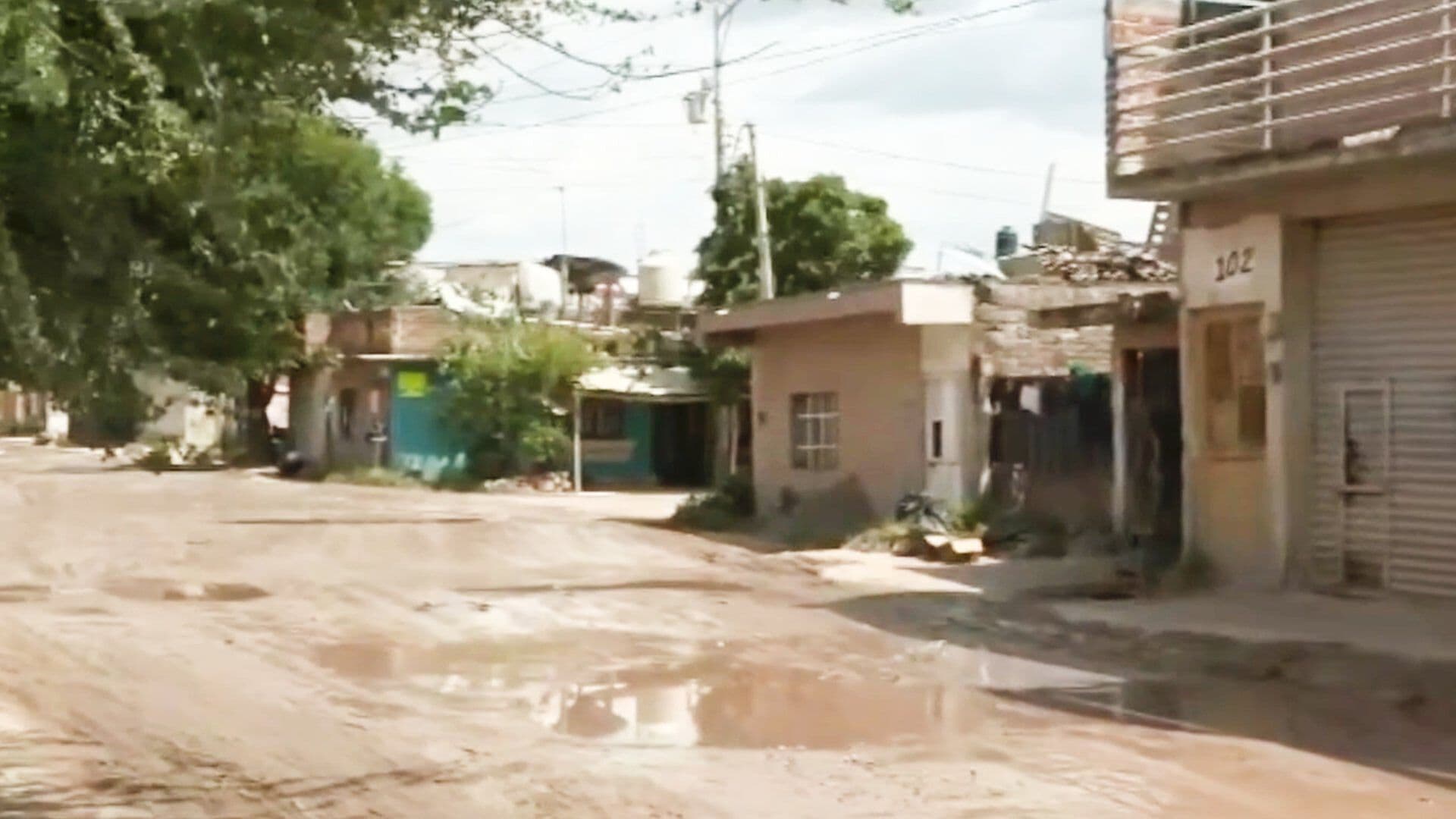 Vecinos de Calles de Piedra Azul en León Batallan por Calles Enlodadas