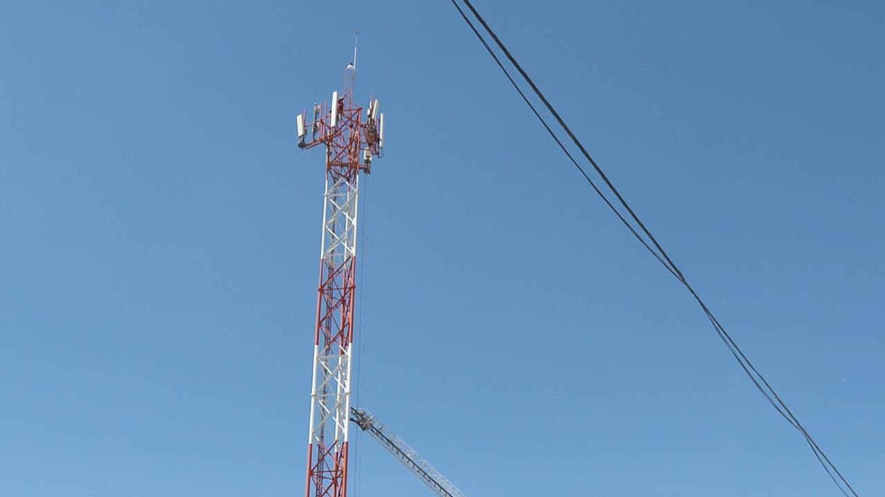 Discute con Pareja y Sube Sin Ropa a Torre en Col. Los Encinos en García, NL