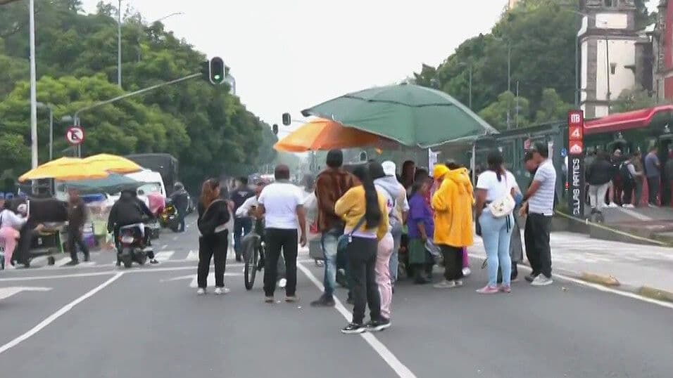 Comerciantes Bloquean Av. Hidalgo y Eje Central; Piden Espacios en la Alameda
