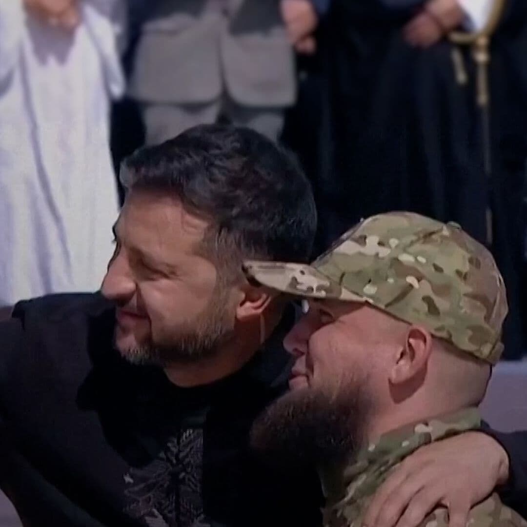 Soldado se Toma una Selfie con Zelenski