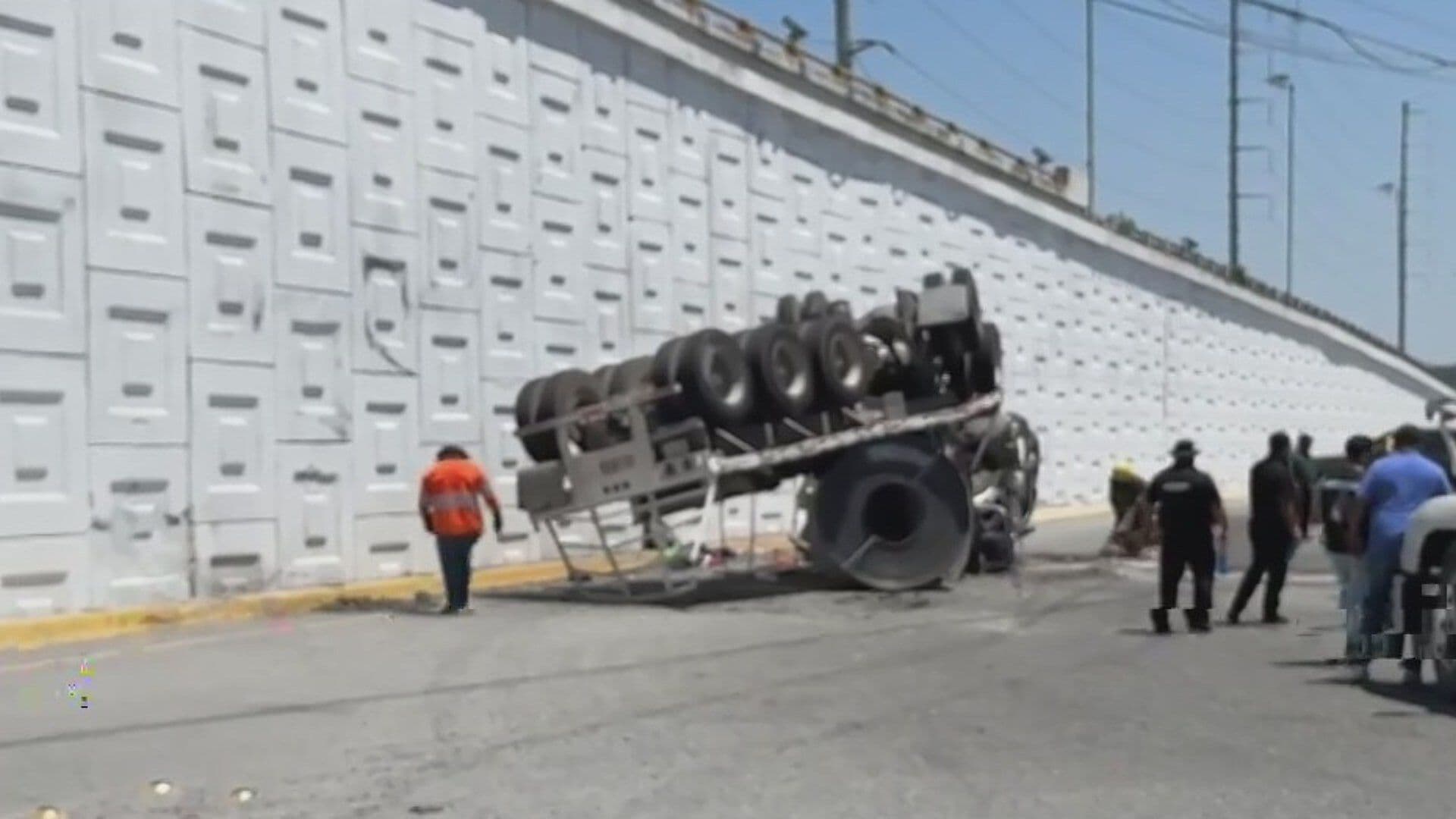Vuelca Tráiler Cargado con Un Rollo de Acero en Carretera a Miguel Alemán en Pesquería