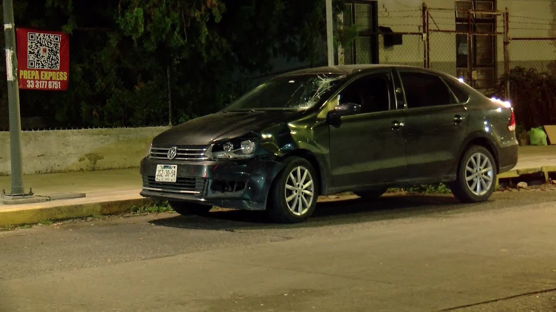 Dos Adolescentes Chocaron a Bordo de una Moto Contra un Auto Tras Pasarse el Alto