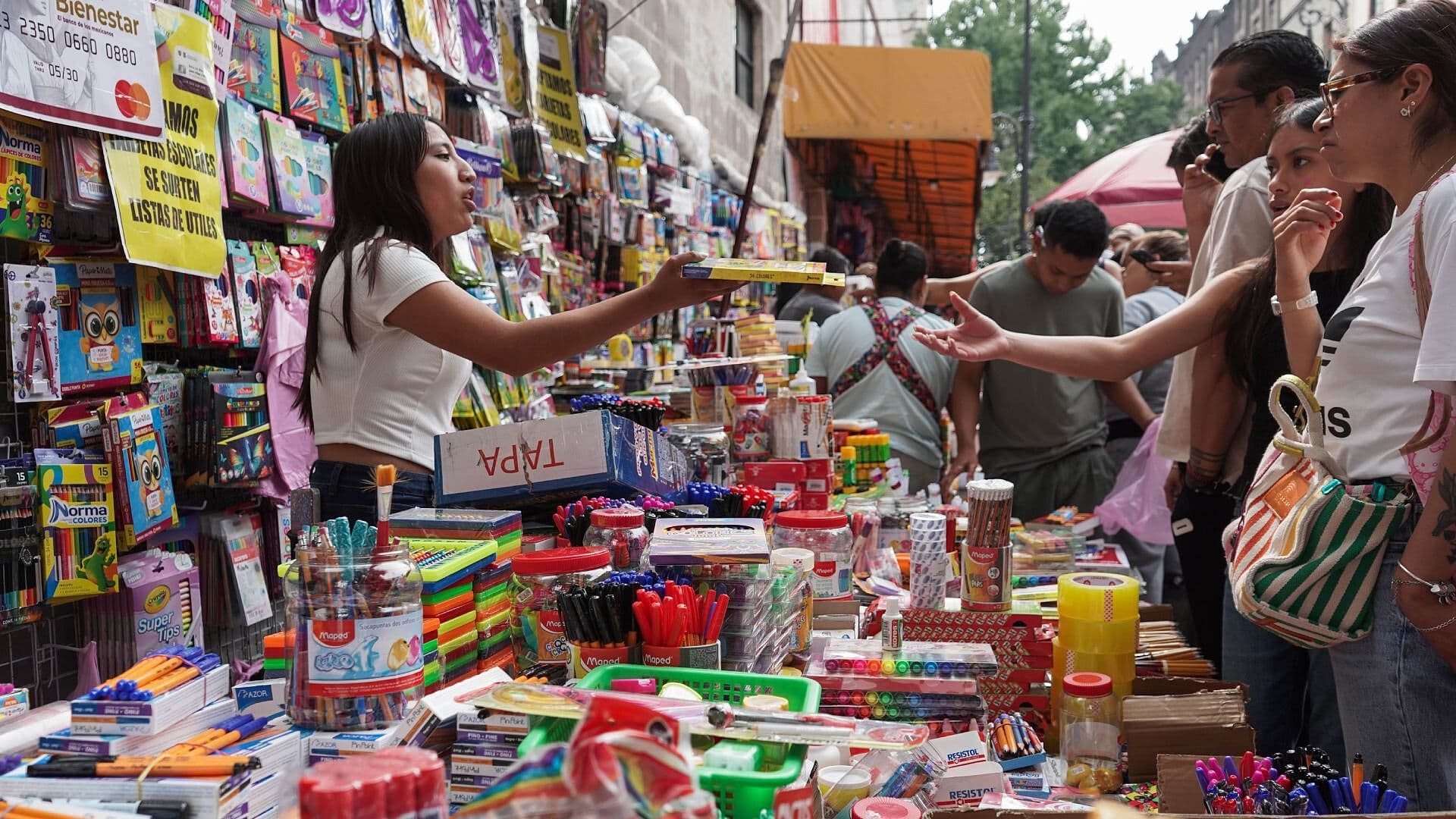 Abarrotan Calle de Mesones en CDMX para Comprar Útiles Escolares