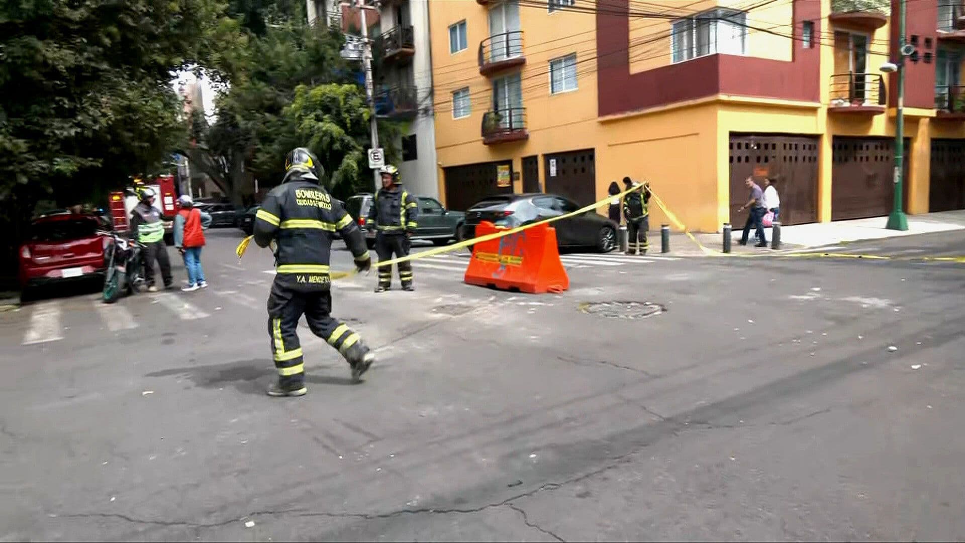 Cae Automóvil en Socavón de la Colonia Zacahuitzco, CDMX