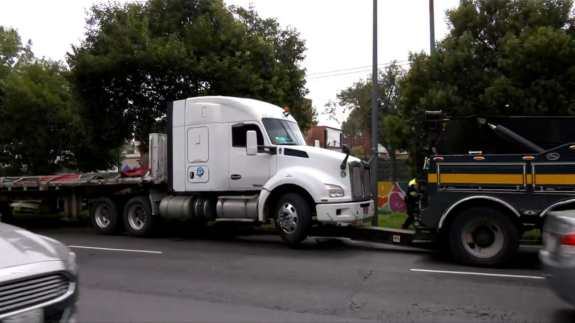 Tráiler Sube a Camellón en Calzada de Tlalpan; Circulación Afectada