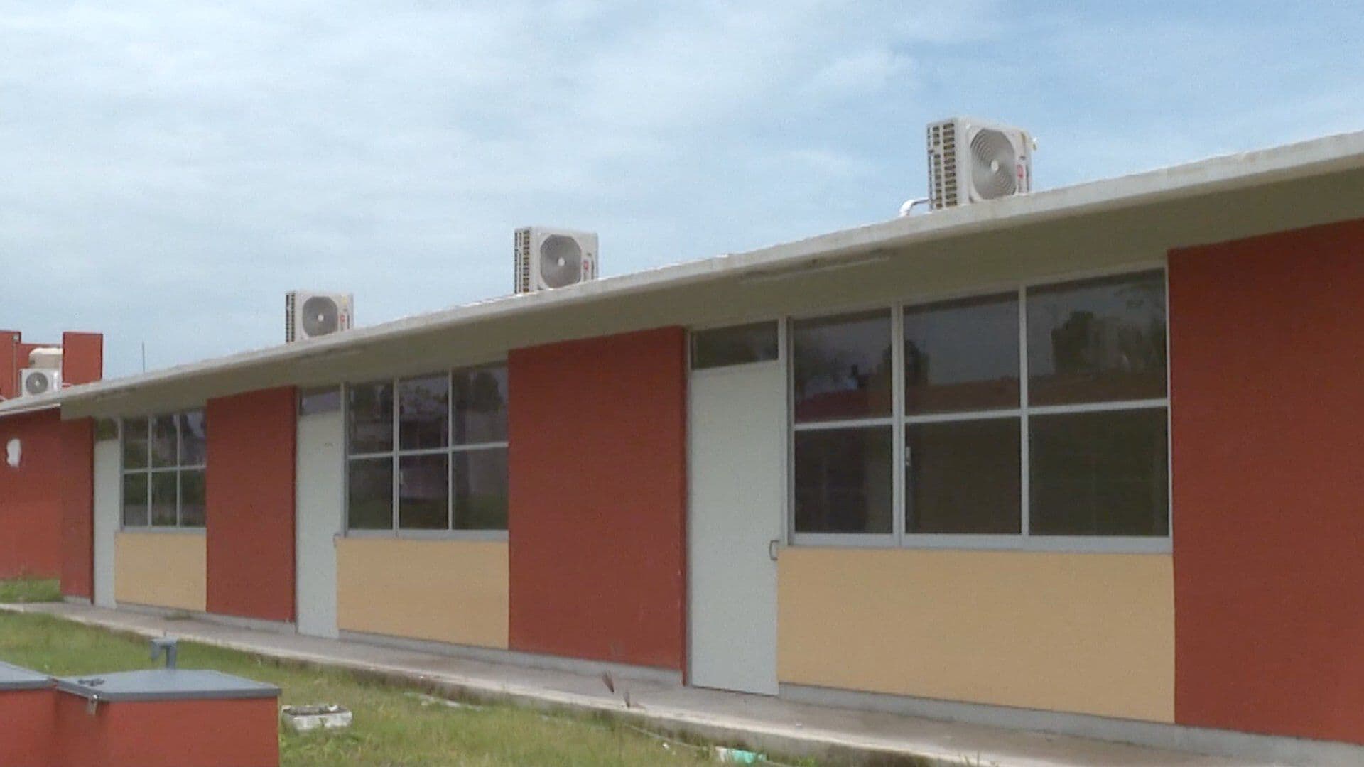 Piden Concluyan Obra de Escuela en Veracruz Alumnos Toman Clases en Departamentos