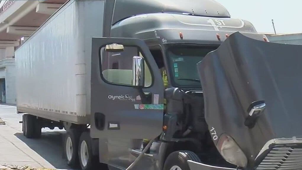 Cortocircuito Acaba con Cabina de Tráiler en Monterrey