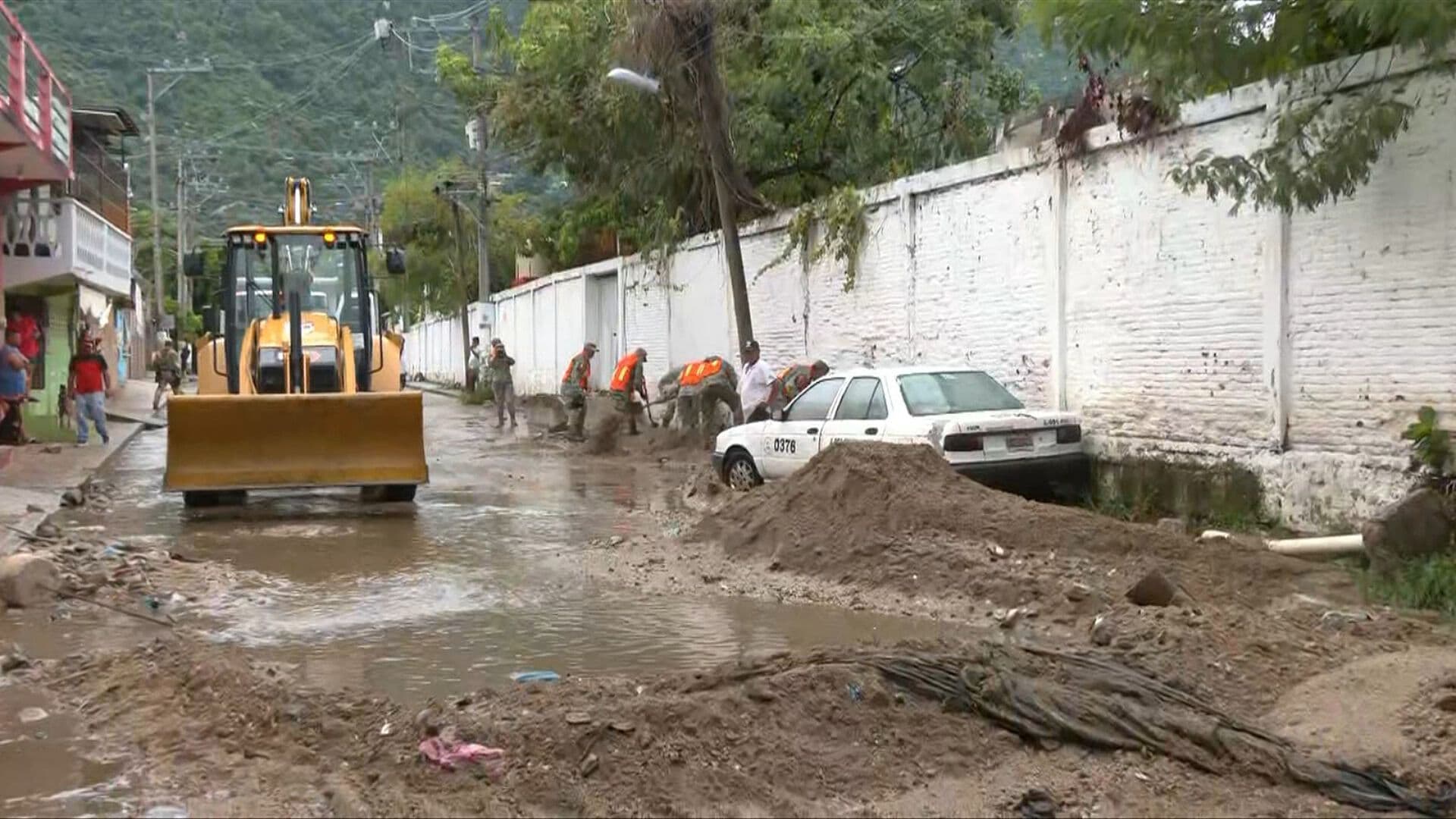 Así Lucen Calles en Acapulco Debido a las Intensas Lluvias; Daños Materiales y Cortes de Energía