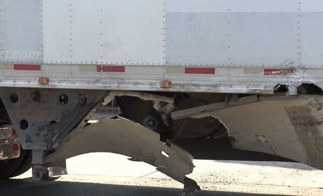 Choque Entre Camioneta y Trailer deja Hombre Lesionado en Hermosillo