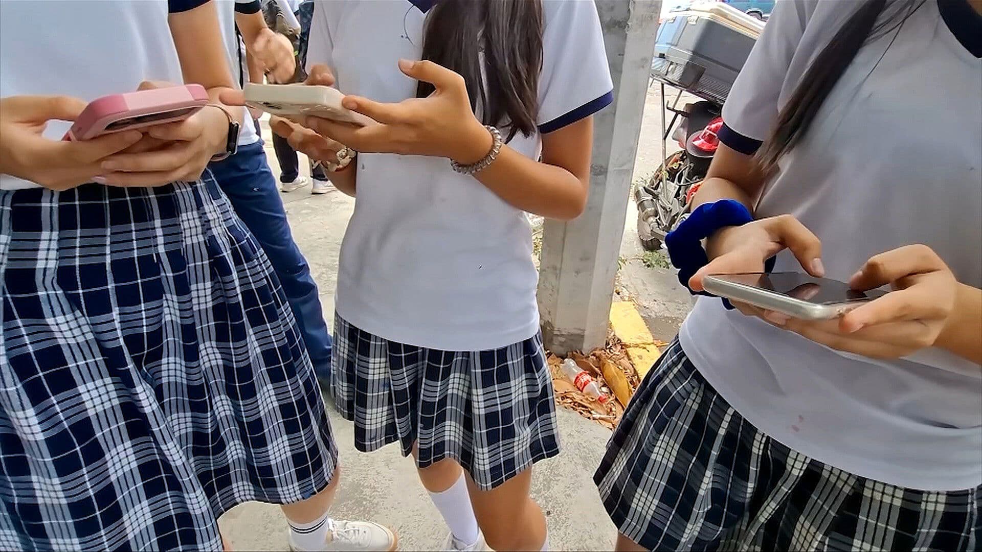 Maestros de Todo el País Serán Consultados sobre Uso de Celulares en Escuelas
