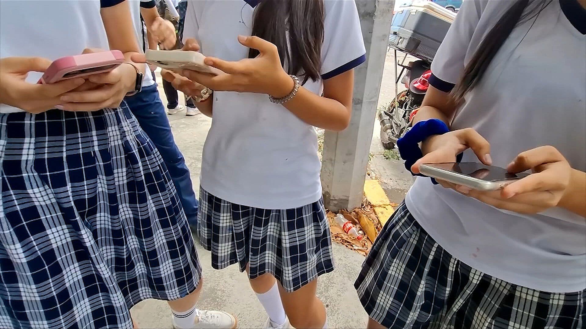 Maestros de Todo el País Serán Consultados sobre Uso de Celulares en Escuelas