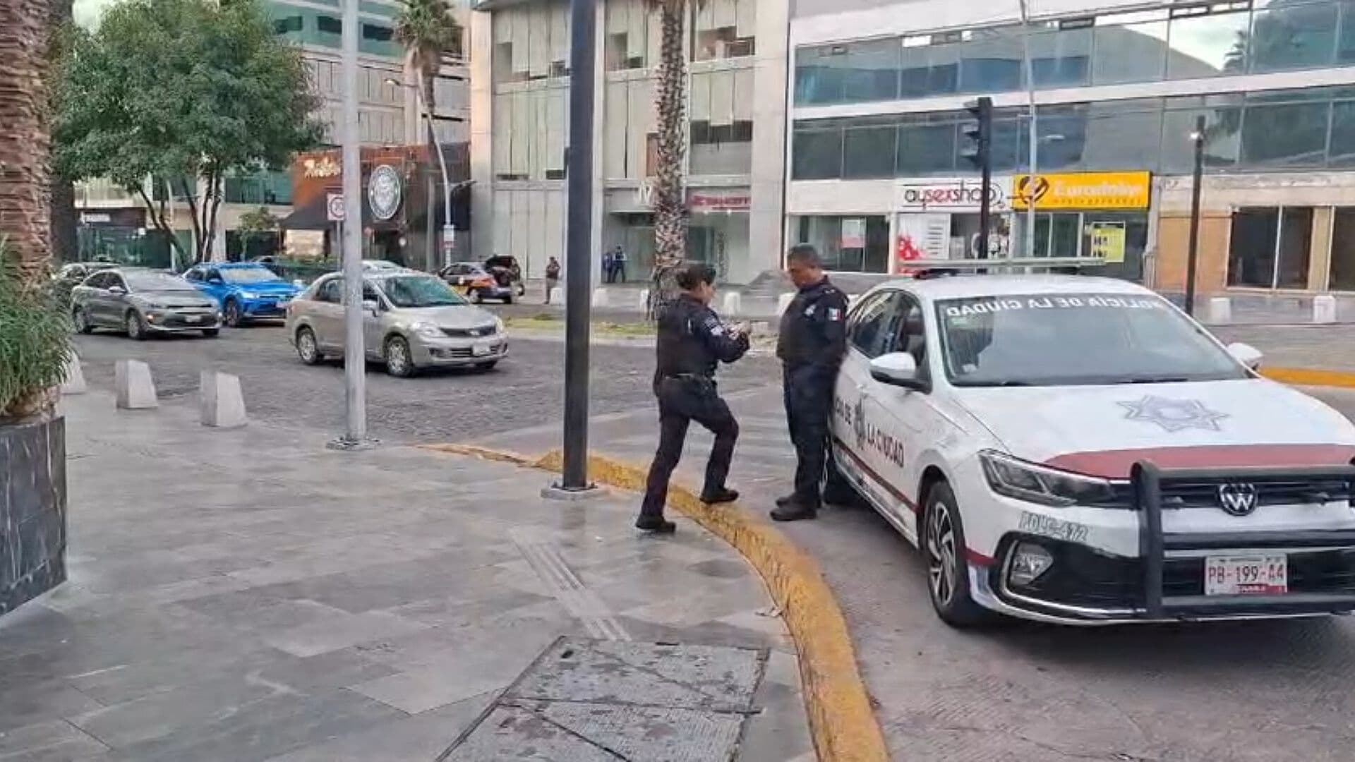 Cristalazo en Restaurante Las Pampas Avenida Juárez Bulevar Atlixco Puebla por Indigente