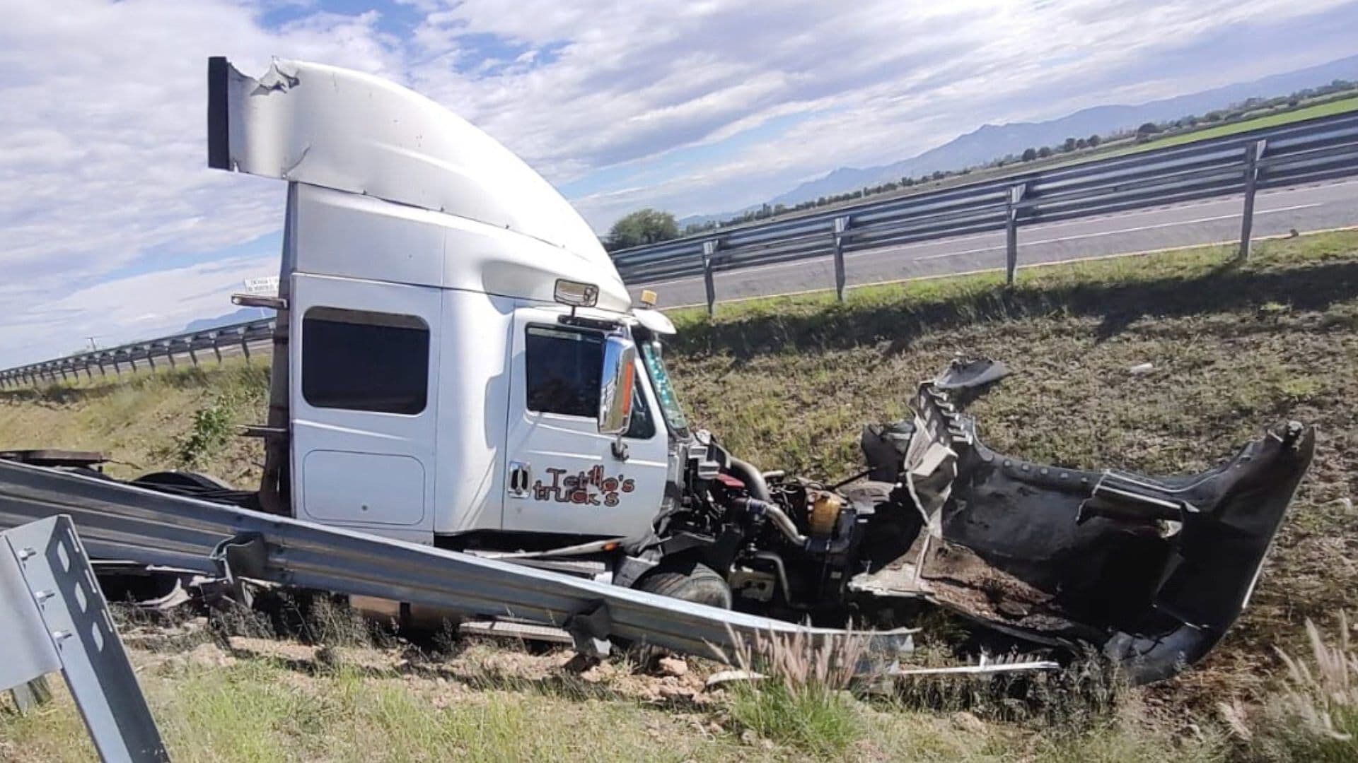 Cierran Carretera León-Salamanca Por Choque de Tráiler Contra Una Grúa