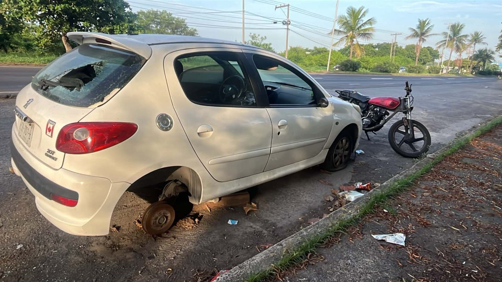 Vehículo es Abandona en la Carretera Veracruz Xalapa Desvalijado Geo Villa del Puerto
