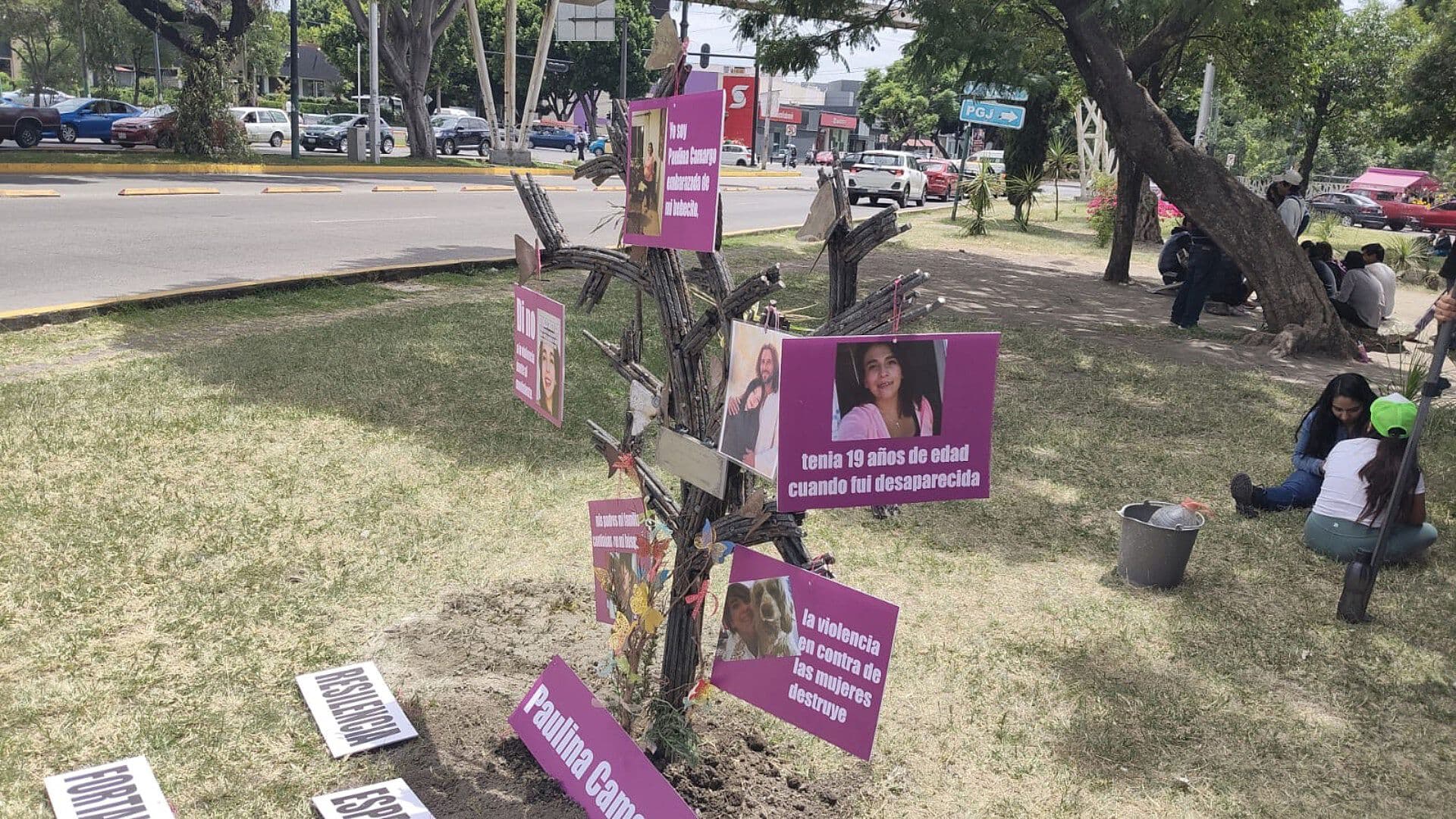 Colocan Memorial de Paulina Camargo Frente al Edificio de la Fiscalía de Puebla