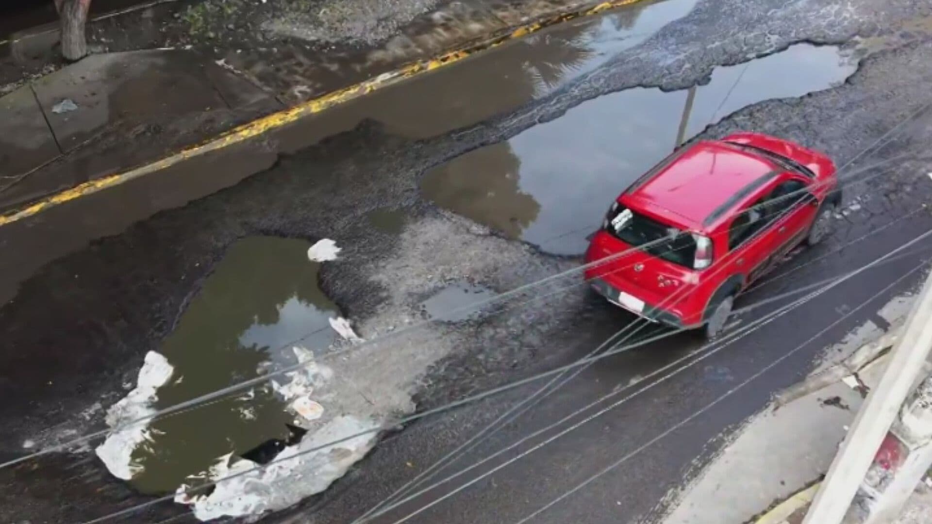 Tráiler se Atora por Enormes Baches en la Colonia Capultitlán de CDMX