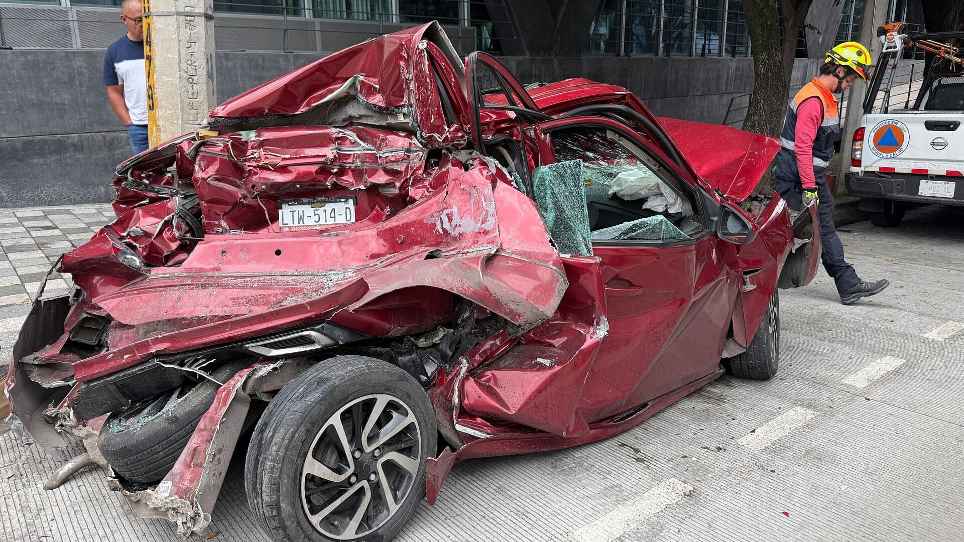 Así Quedó el Auto Prensado tras Choque en Constituyentes