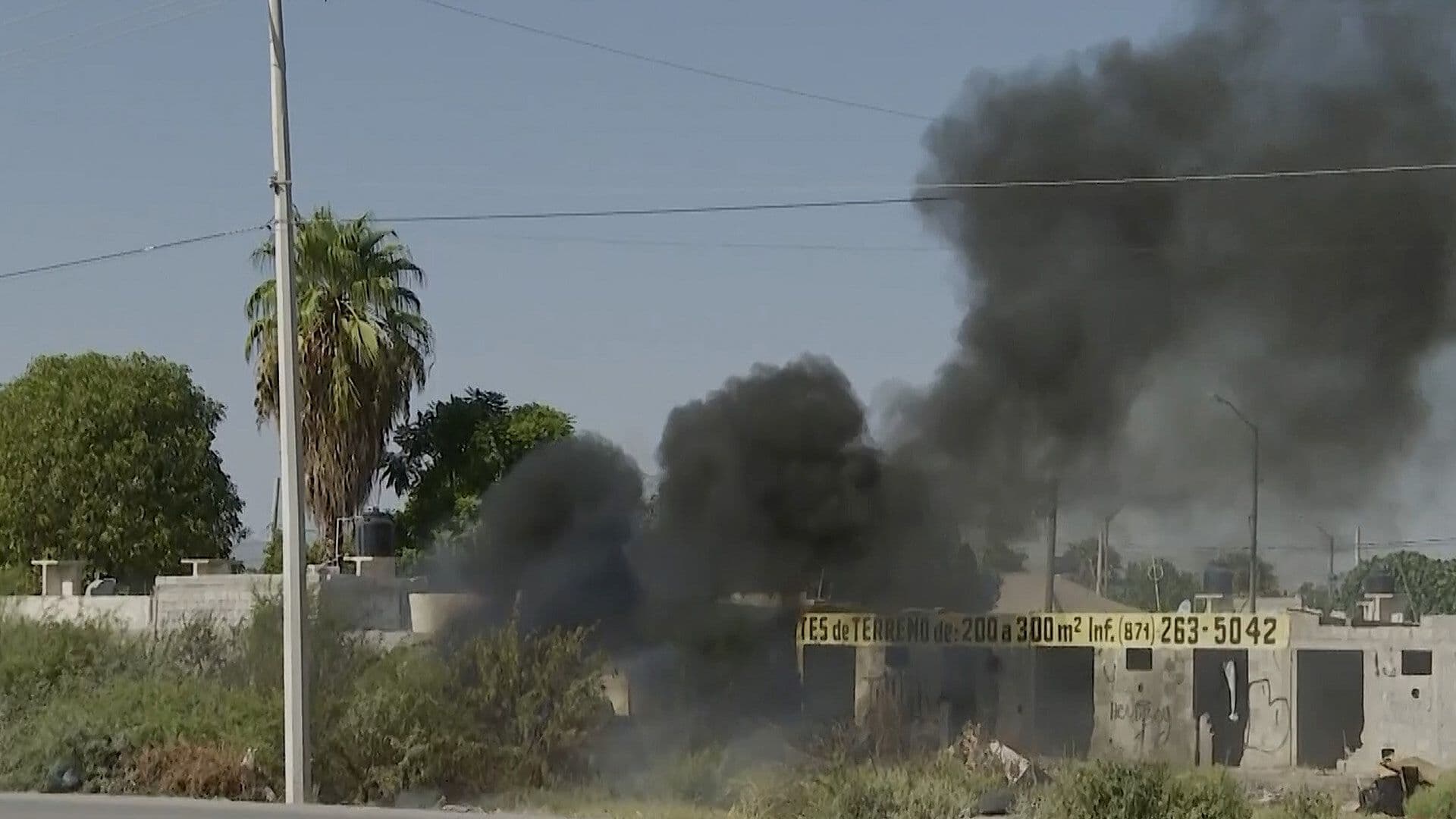 Vecinos Utilizan Cubetas y Mangueras para Controlar Incendio en Torreón