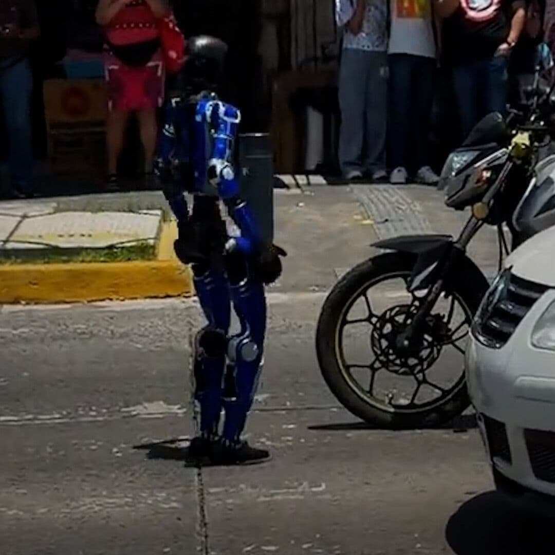 Robot Humanoide Ayuda a Liberar Paso Peatonal