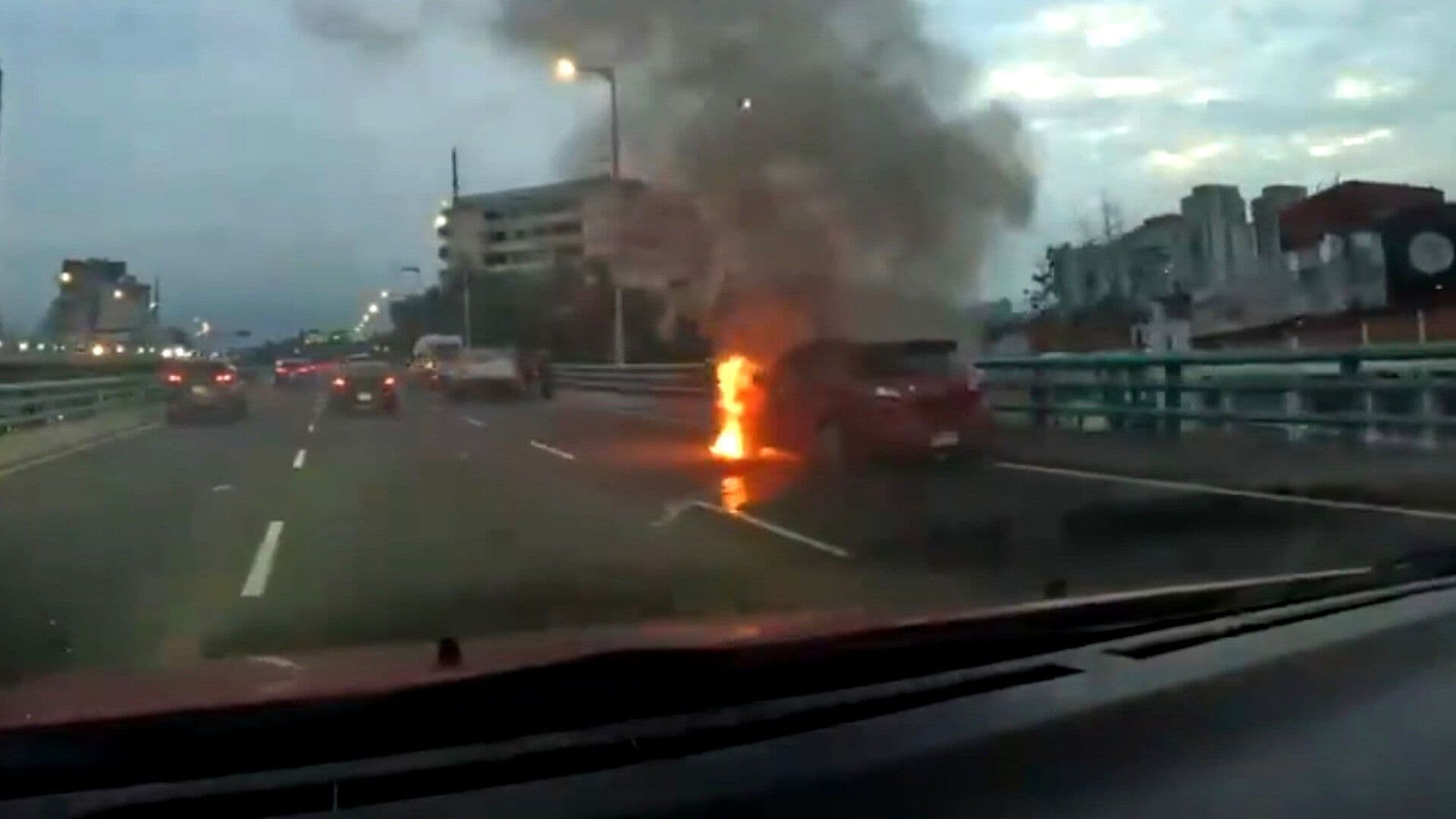 Auto se Incendia en Segundo Piso del Periférico a la Altura de San Bernabé, CDMX