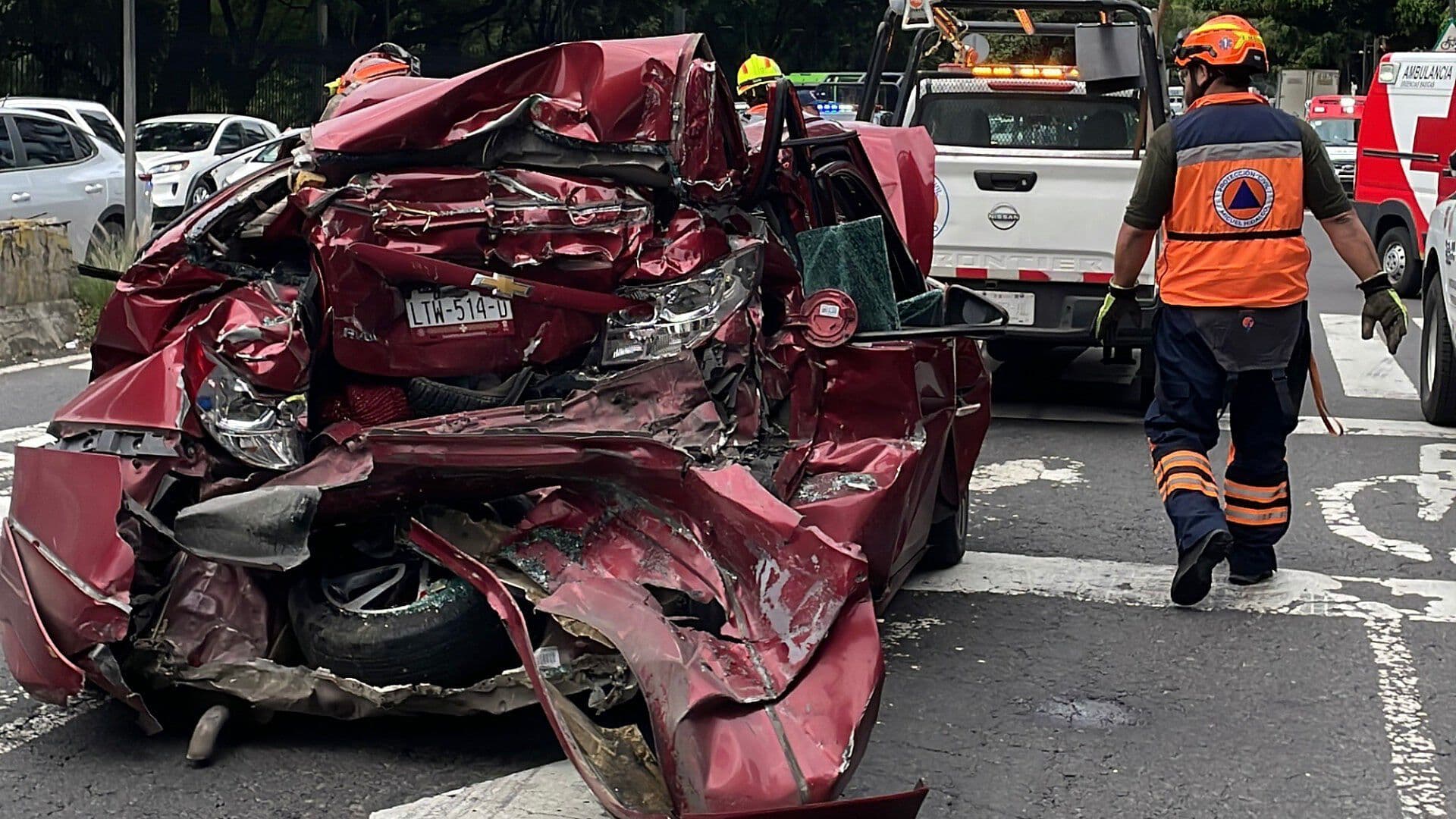 Tráiler sin Frenos Aplasta a Coche y lo Prensa contra Otro Camión
