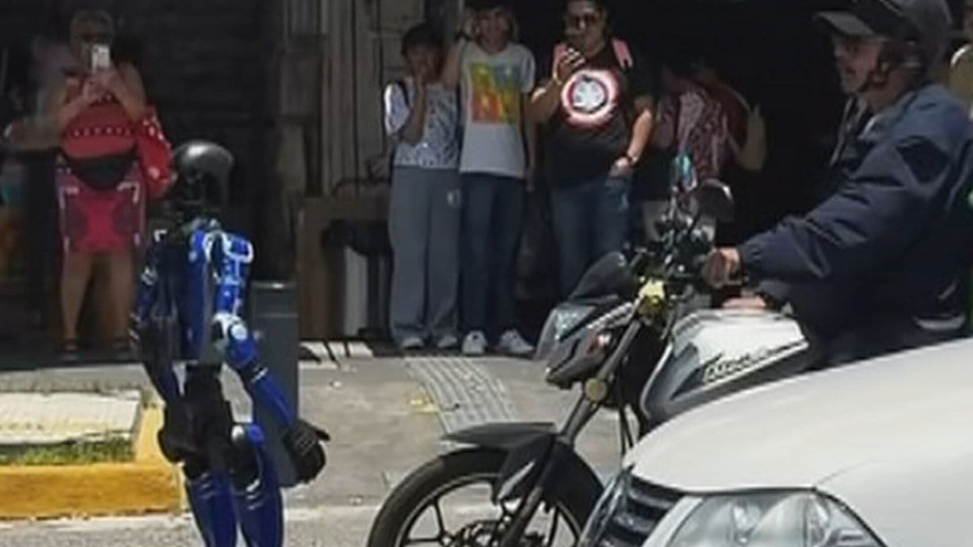 En Guadalajara, un Robot Pide a Coches que Respeten el Paso Peatonal