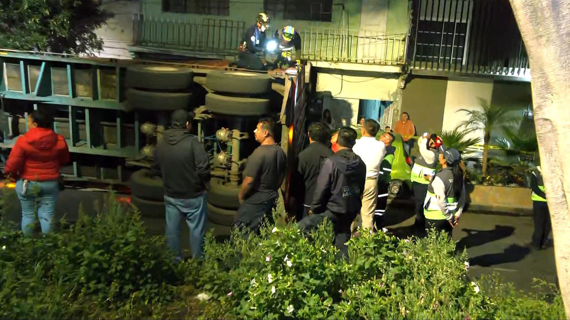 Tráiler Vuelca y Cae Sobre Auto Estacionado en la Gustavo A. Madero, CDMX