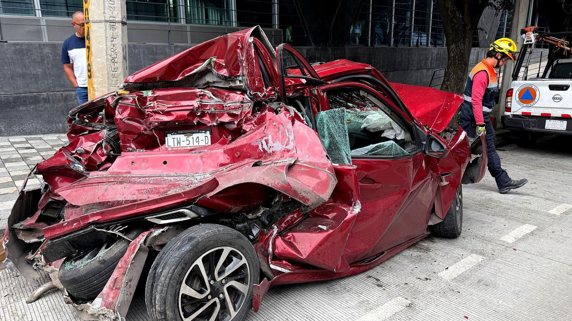 Tráiler Destroza en Constituyentes un Auto; Conductor y Pasajera Sobreviven