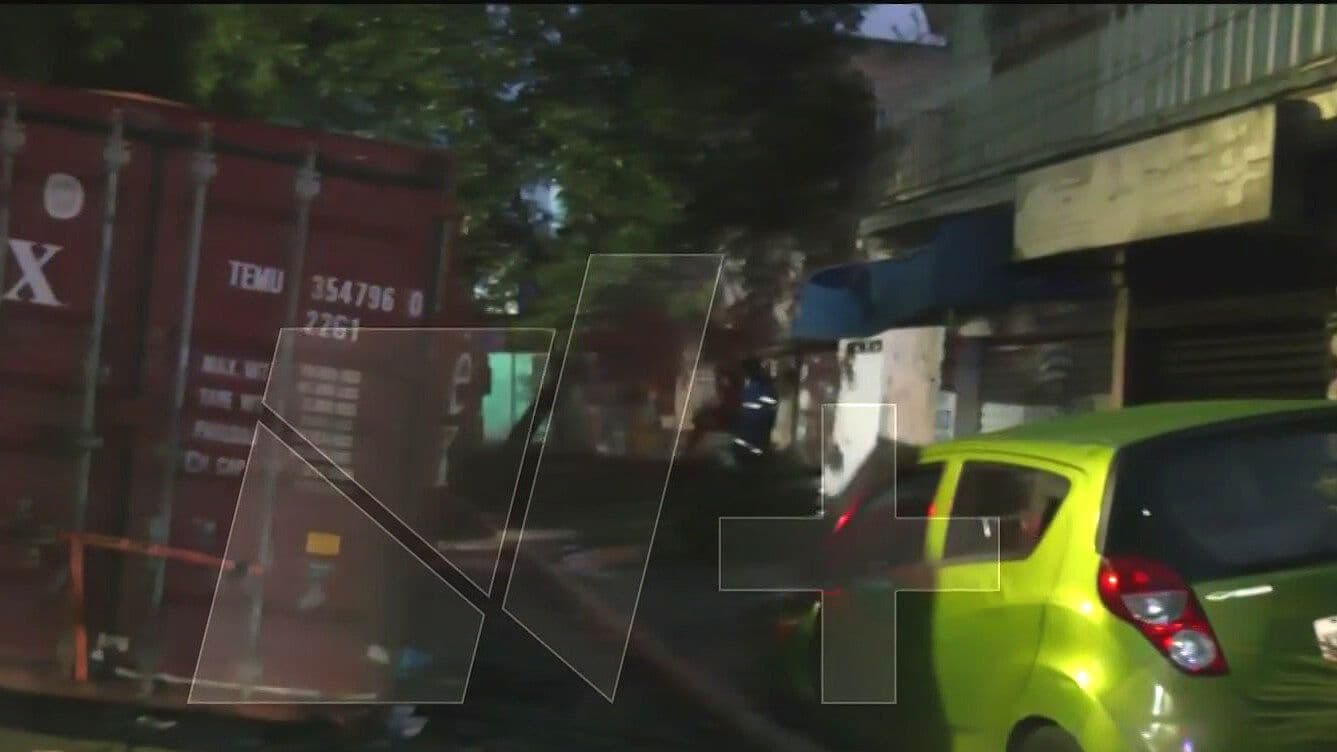 Tráiler Cae Sobre Auto en Calles de la Alcaldía Gustavo A. Madero