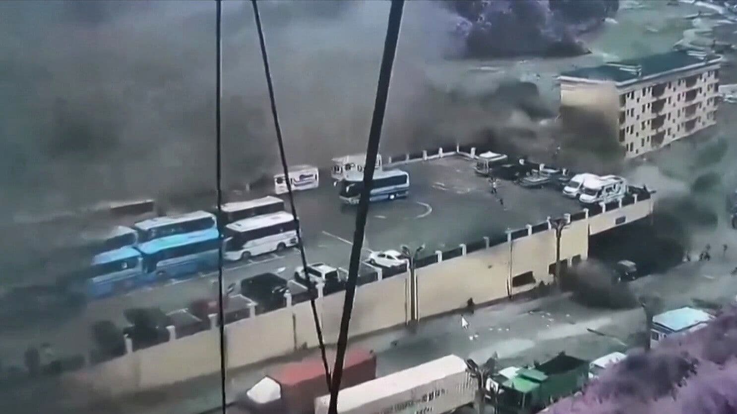 Video del Momento Exacto en que Río se Desborda y Arrasa con Pueblos en Nepal