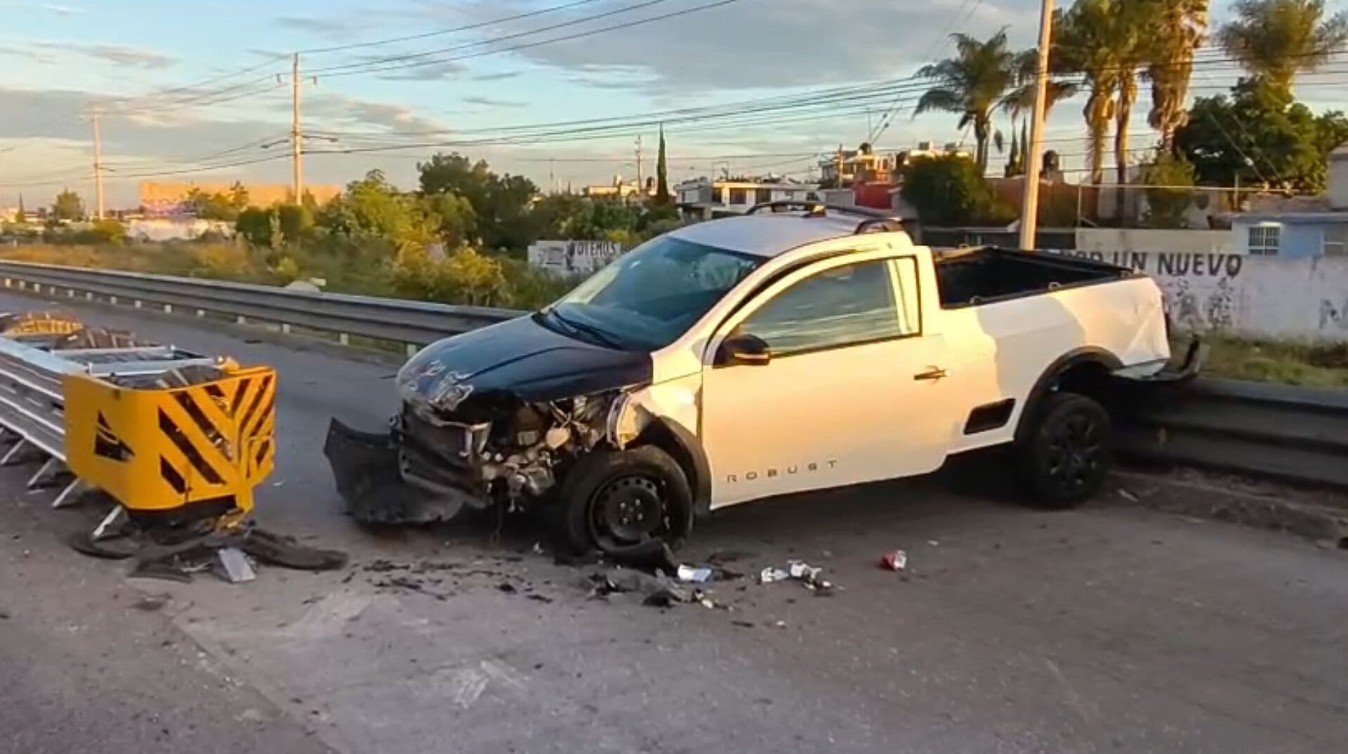 Choque de Camioneta Cierre Lateral Autopista México Puebla en Santa María Xonacatepec