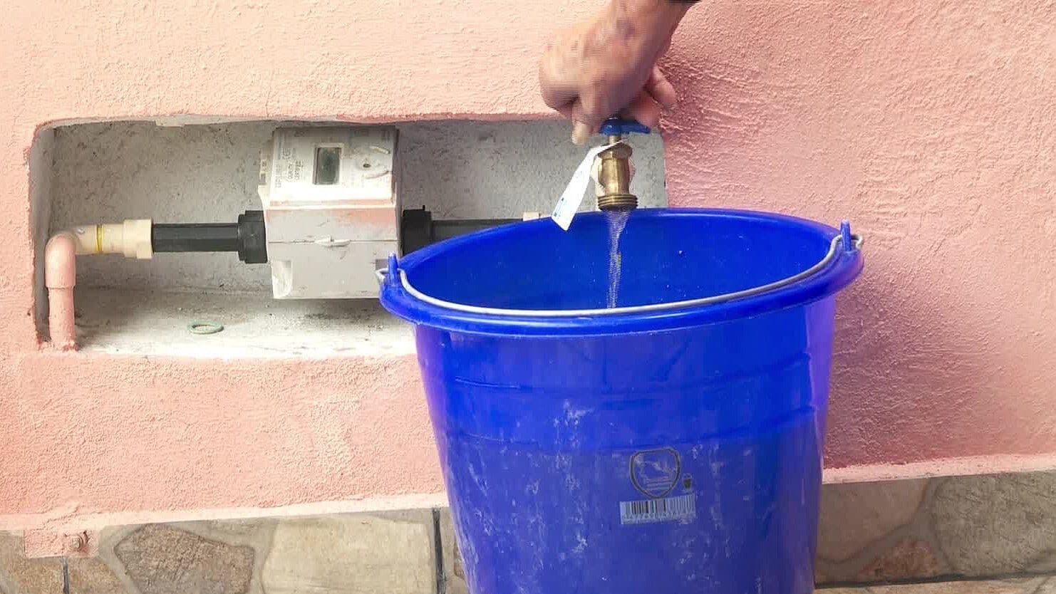 Vecinos de la Colonia Vistas del Pinar, en Zapopan, Denuncian Agua con Gusanos