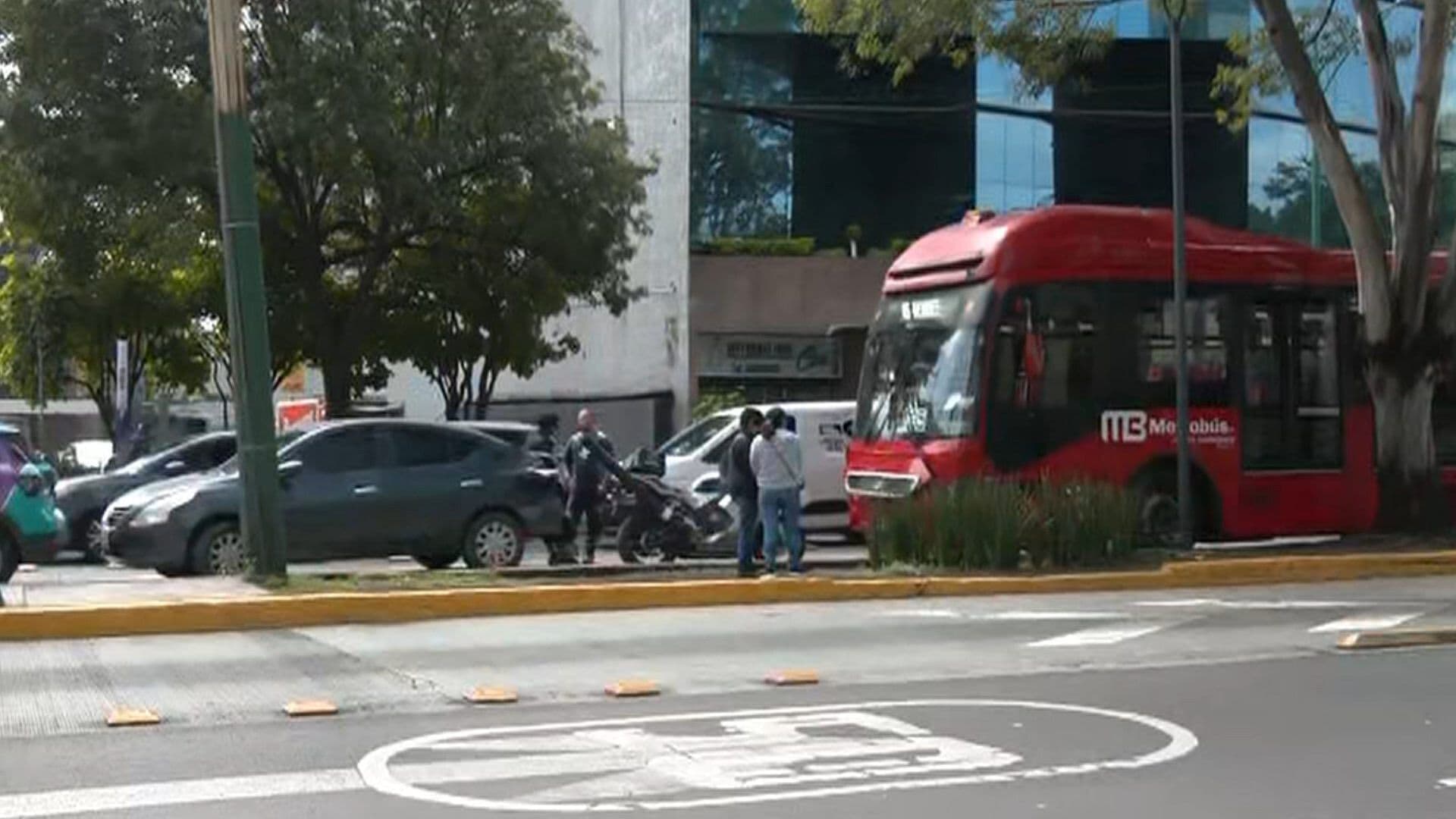 Auto Choca con Metrobús en Insurgentes Sur, CDMX