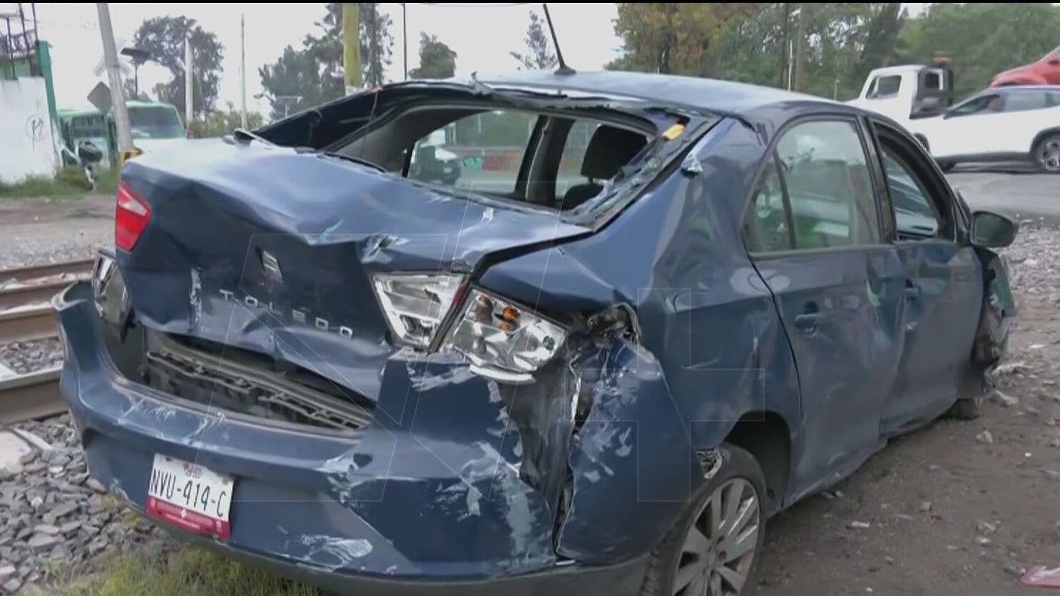 Conductora Intenta Ganarle el Paso al Tren en Tlalnepantla; Así Quedó el Auto tras el Impacto