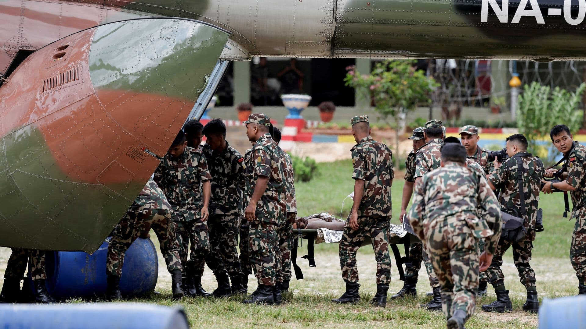 Entre Lodo y Escombros; Así Son los Rescates en Nepal Tras la Devastadora Riada