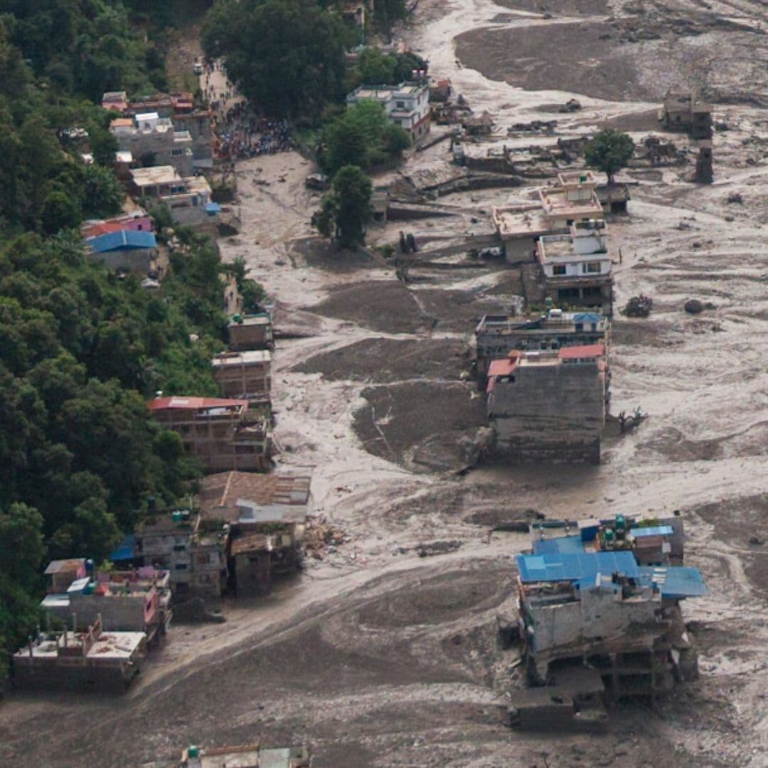 Una Avalancha Deja Decenas de Muertos