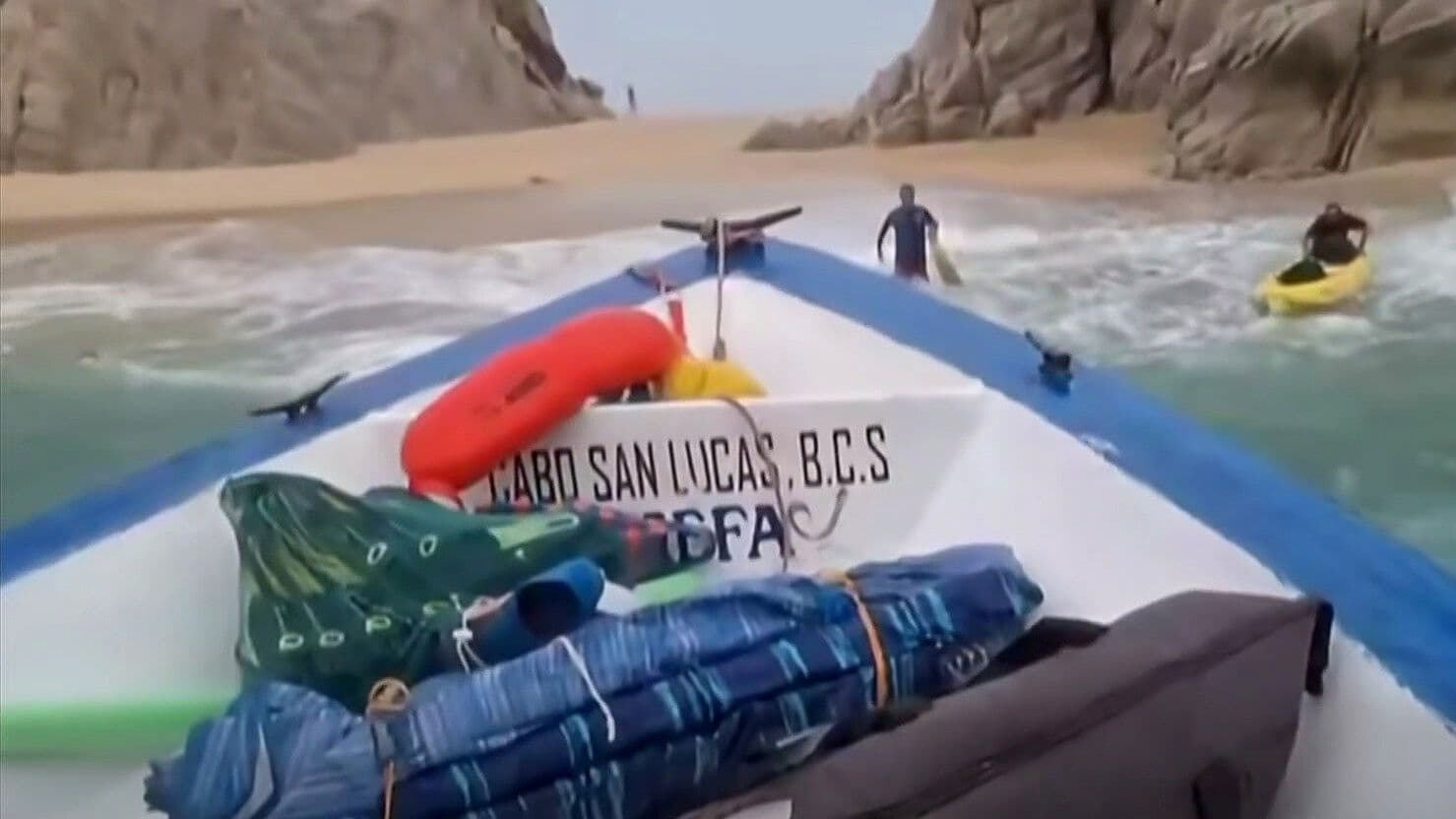 Rescatan a 12 Personas que Quedaron Varadas en Playa del Amor por Fuerte Oleaje en Los Cabos
