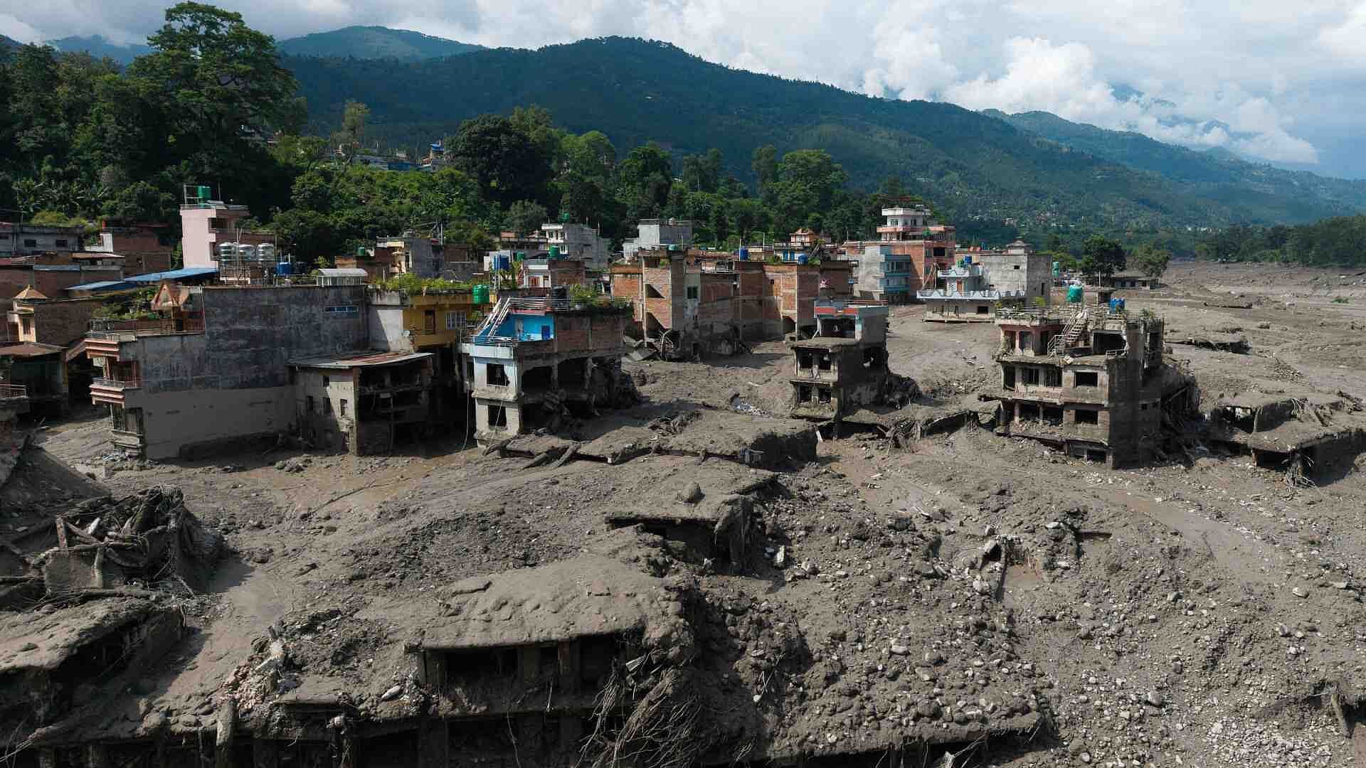 Rescatistas Trabajan Contrarreloj para Hallar a Cientos de Desaparecidos tras Desastre en Nepal