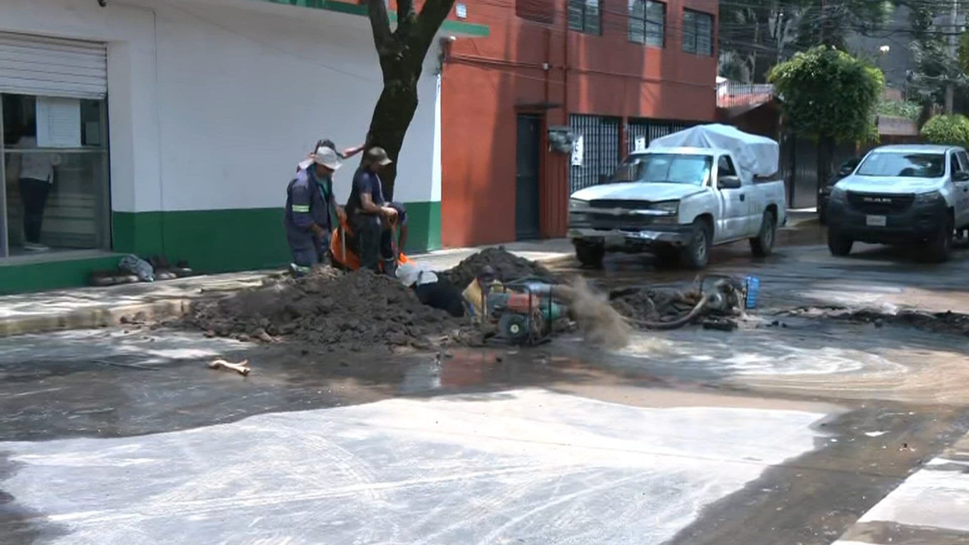 Vecinos de la Colonia del Carmen Reportan Fuga de Agua