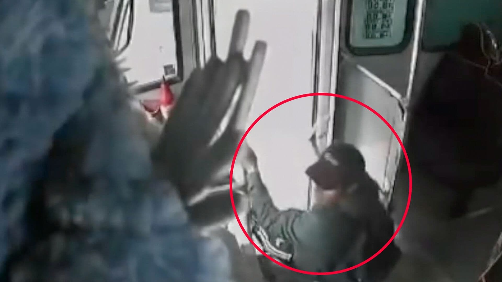 Video Ladrón Robo Pertenencias Conductor Transporte Público Ruta 86 Amozoc Puebla