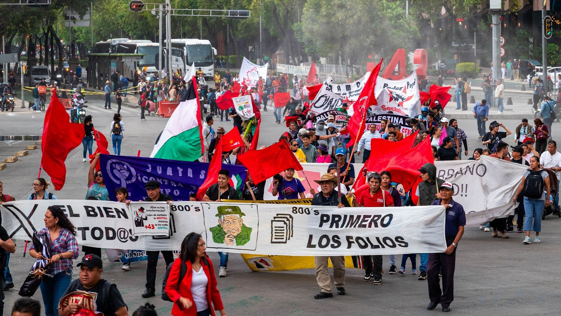 Llegan Normalistas de Ayotzinapa para Manifestación en Paseo de la Reforma