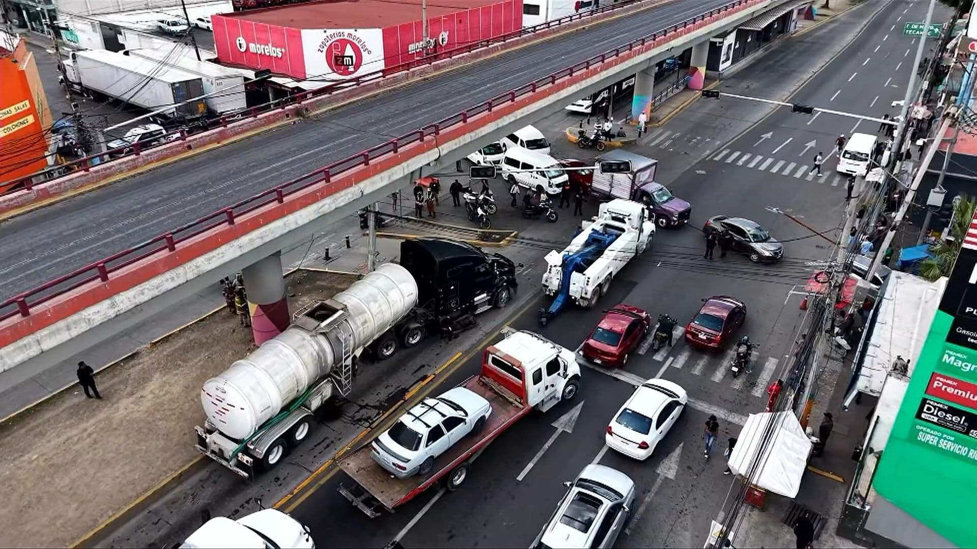 Desde el Aire: Choque de Tráiler en la Vía Morelos Provoca Caos Vial en Ecatepec, Edomex